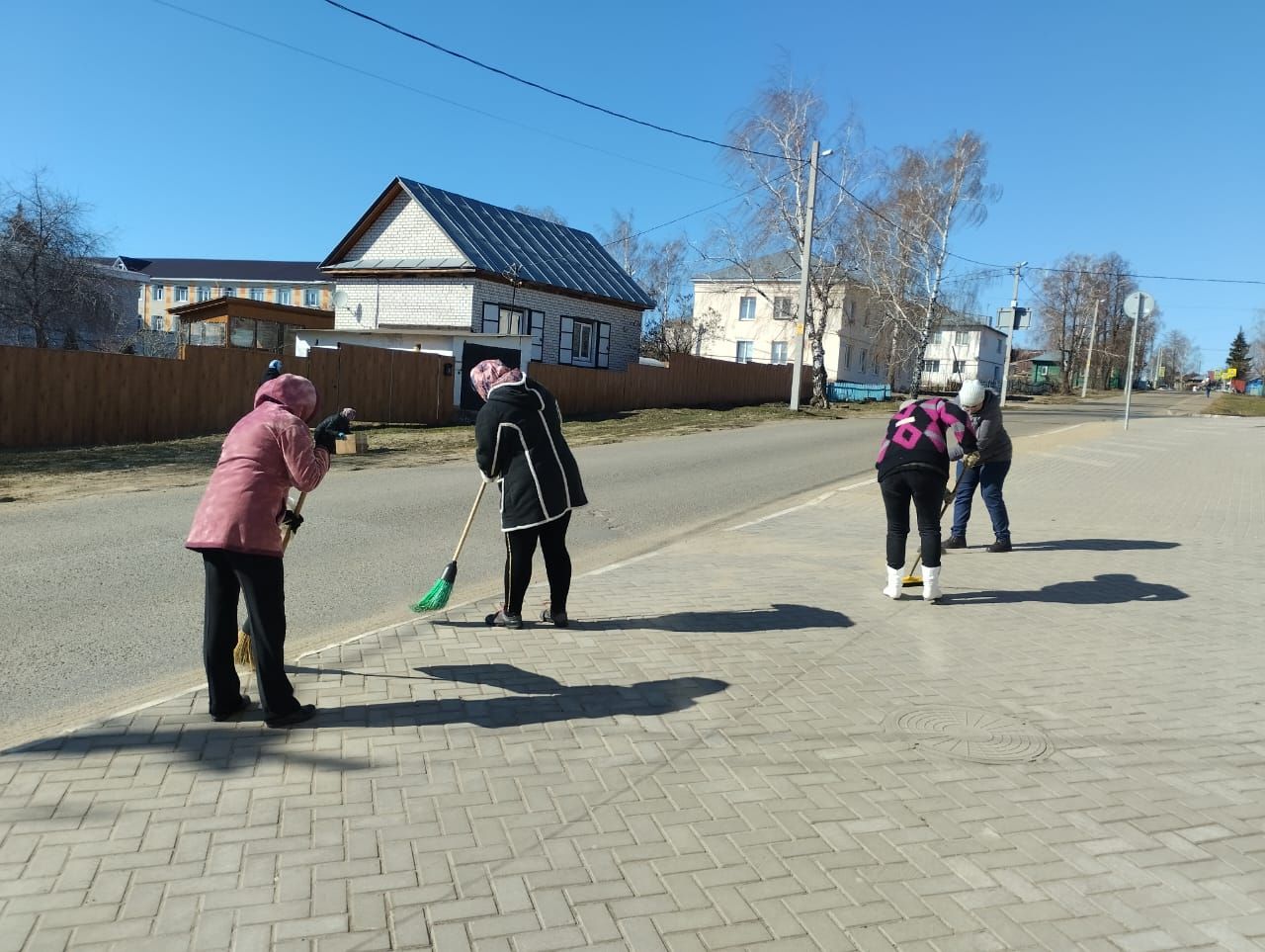 Жители Лаишева продолжают убираться на улицах города