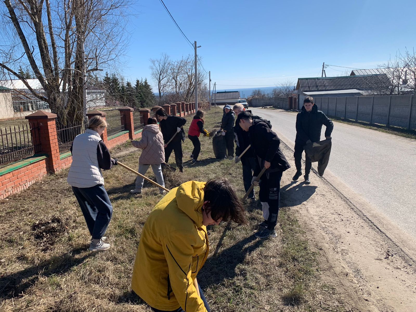 Лаишевцы продолжают наводить чистоту на своих участках