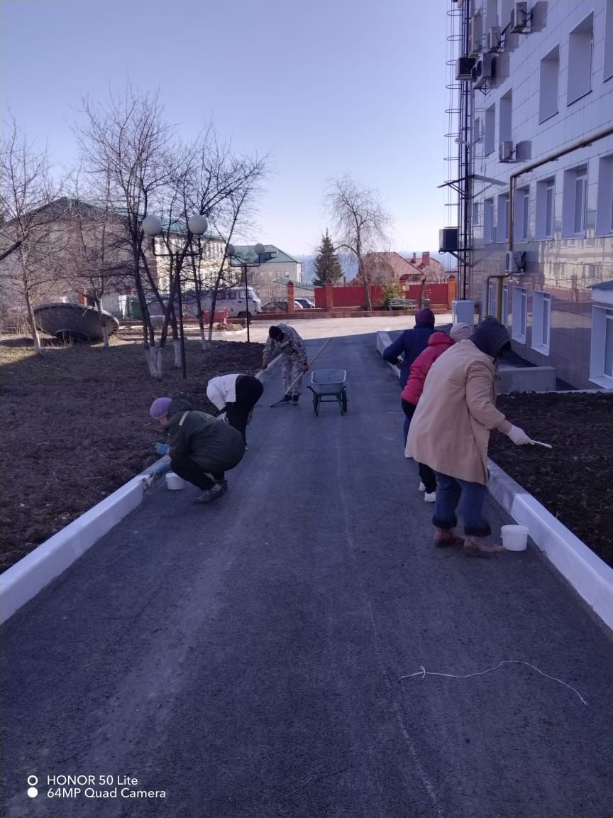 Жители Лаишева продолжают убираться на улицах города