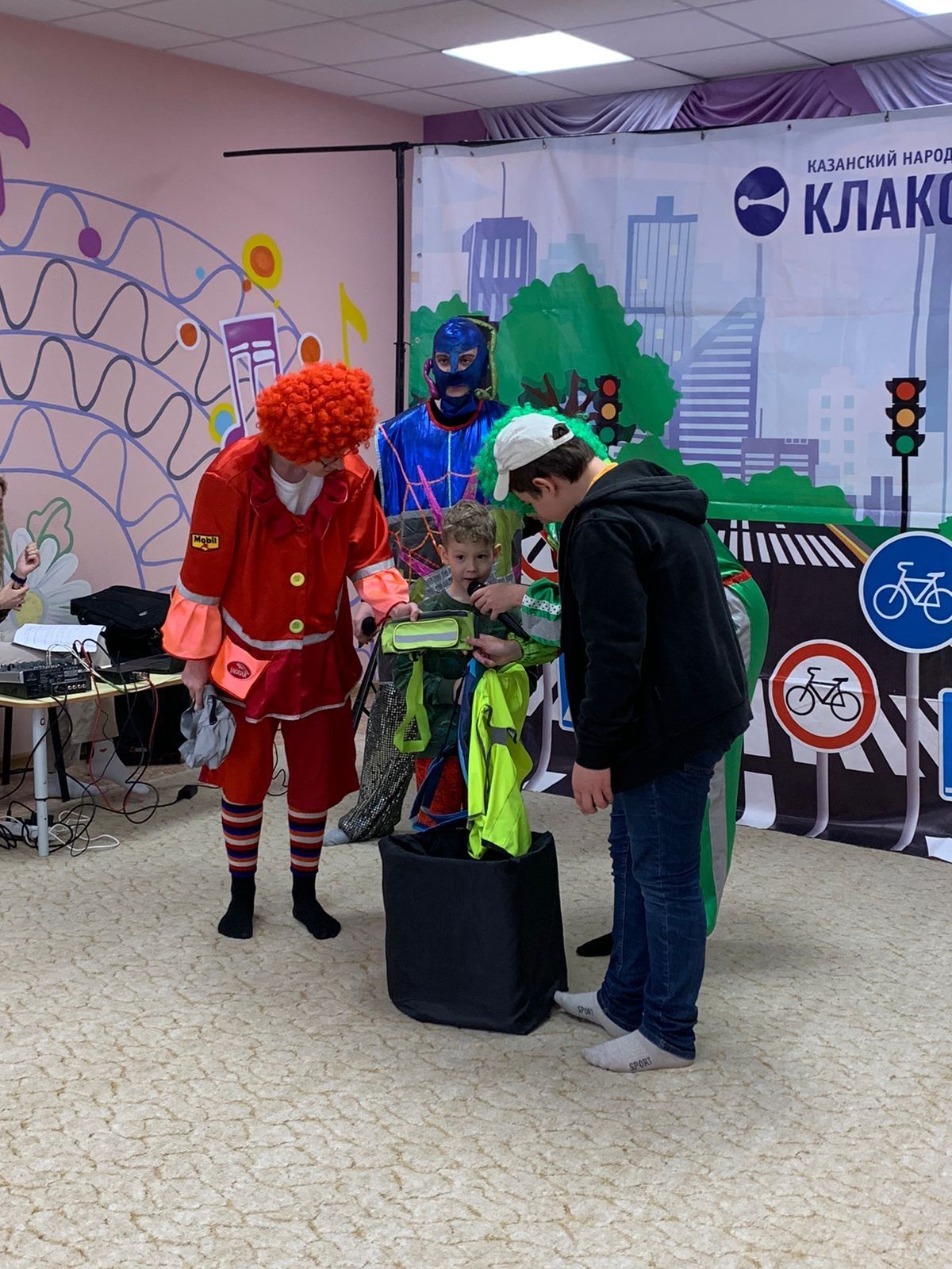 Казанский народный театр «Клаксон» показал сокуровским детям спектакль по ПДД