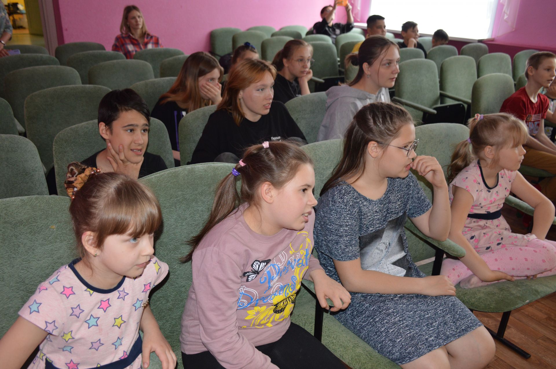 Артисты народного театра-студии «Мыльница» показали воспитанникам Лаишевского детского дома постановку «Кошкин дом»