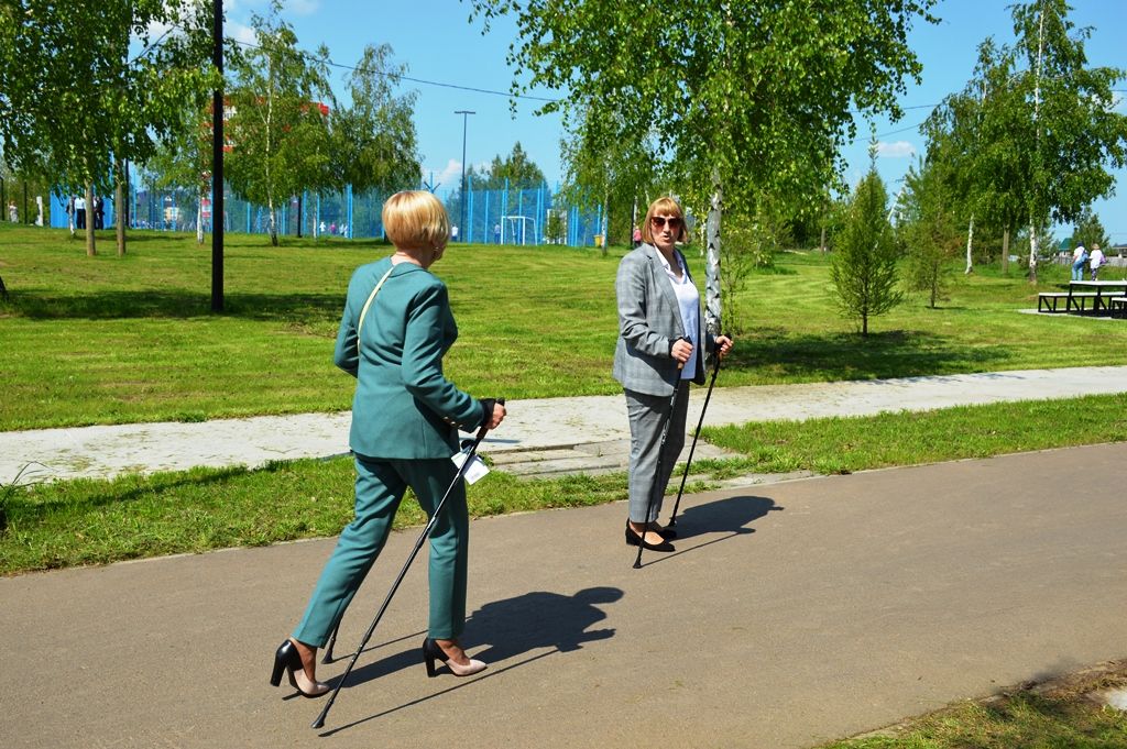 Тур по Лаишеву начался с тренировки по скандинавской ходьбе