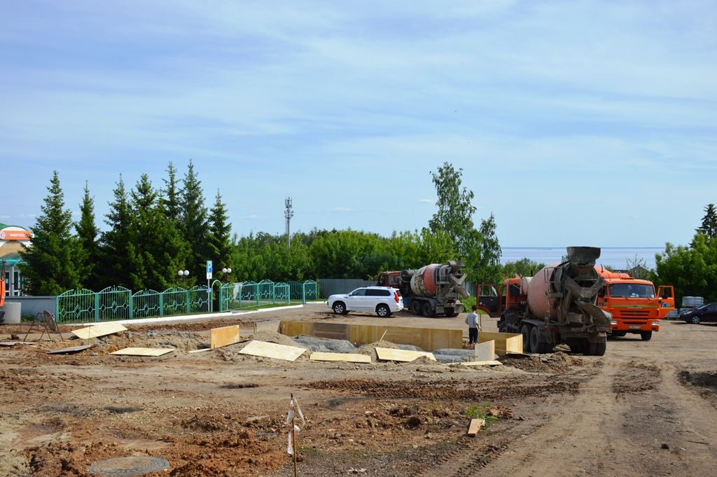 Продолжается строительство нового сквера в Лаишево по национальному проекту