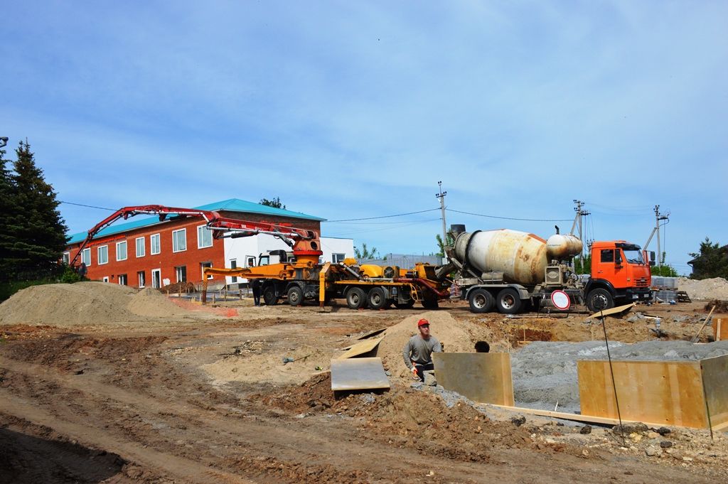 Продолжается строительство нового сквера в Лаишево по национальному проекту