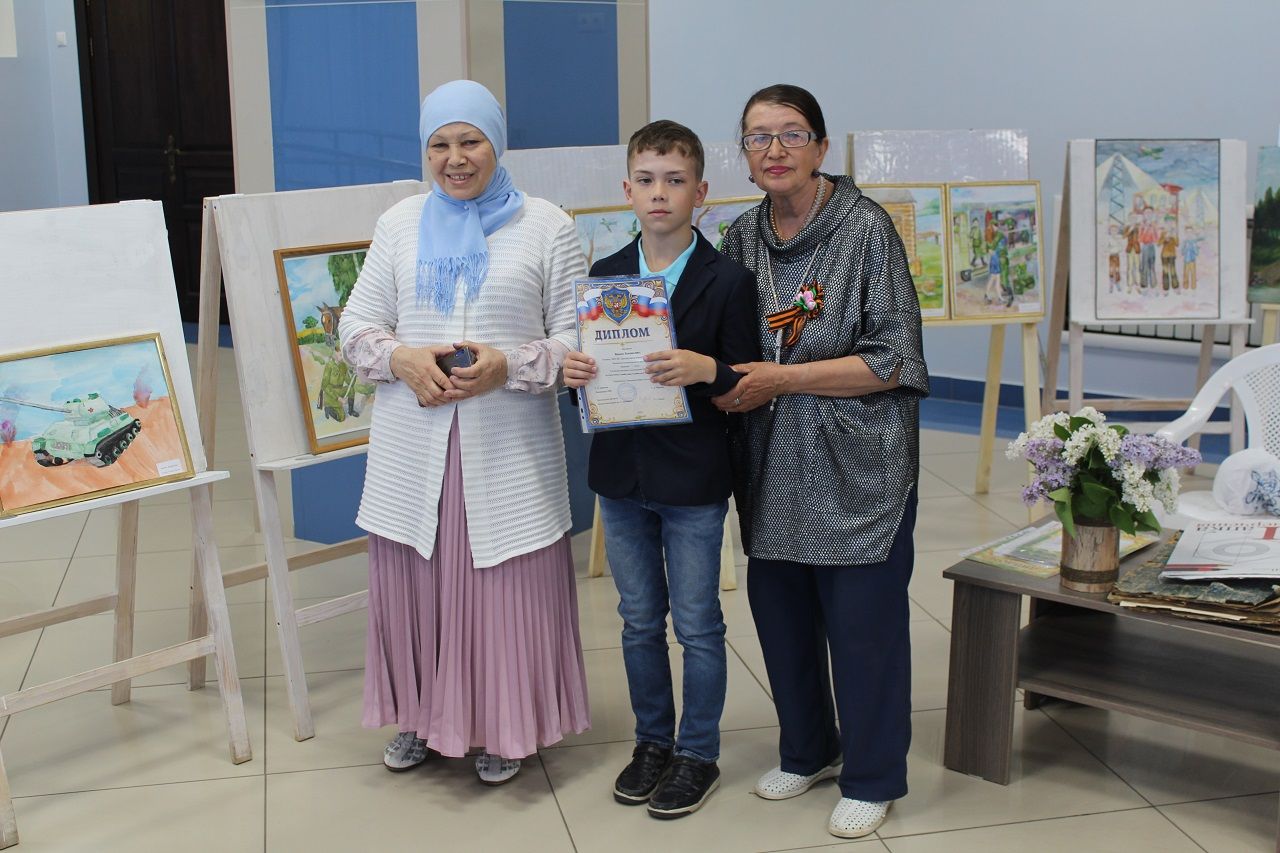 Юных лаишевских художников наградили по итогам конкурса рисунков
