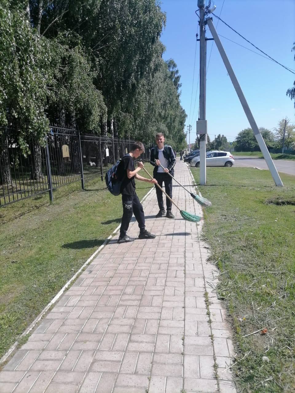 Прилегающую территорию гимназии № 1 в городе Лаишево убирали школьники