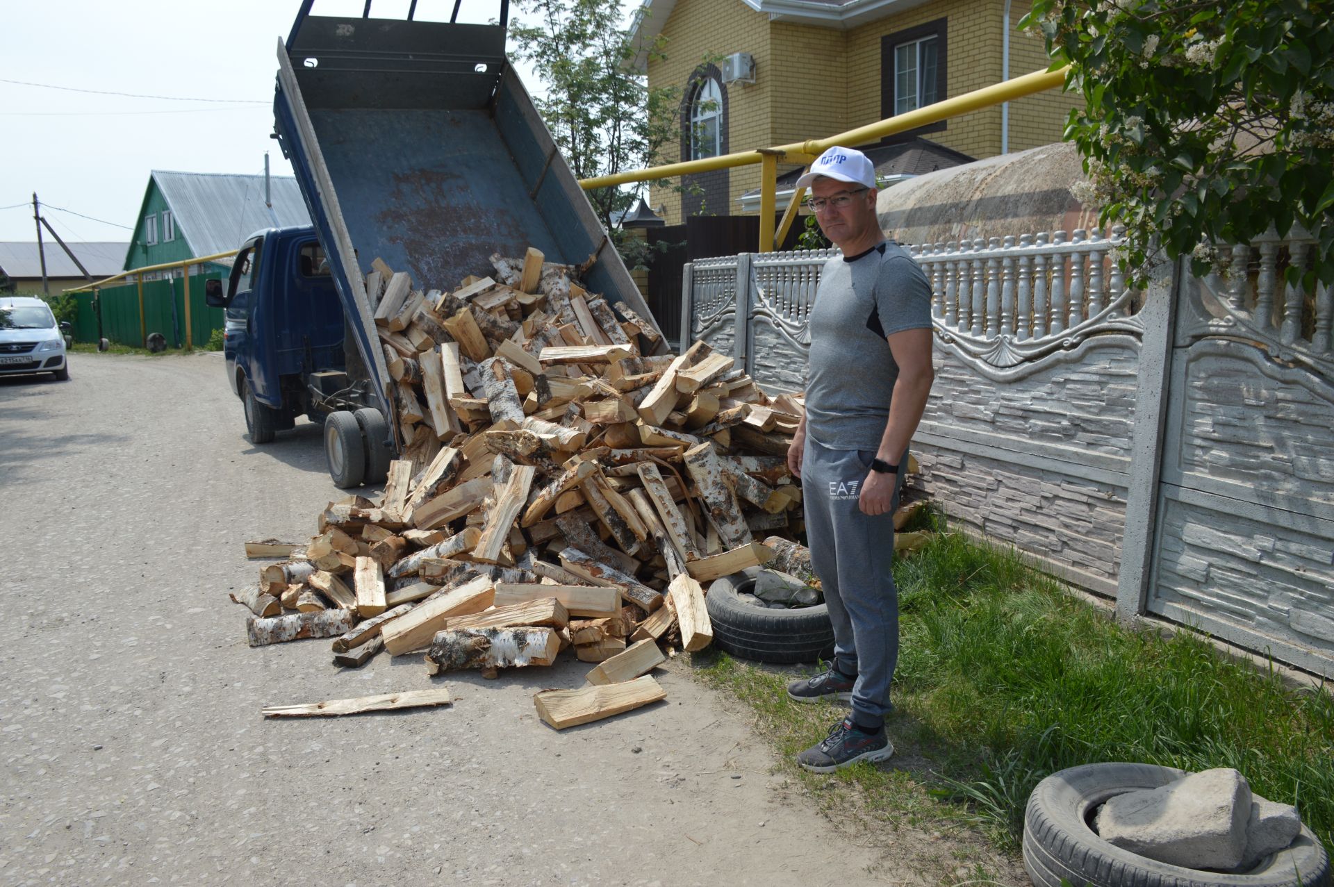 Семье военнослужащего СВО из Малых Кабан волонтеры привезли целую машину дров
