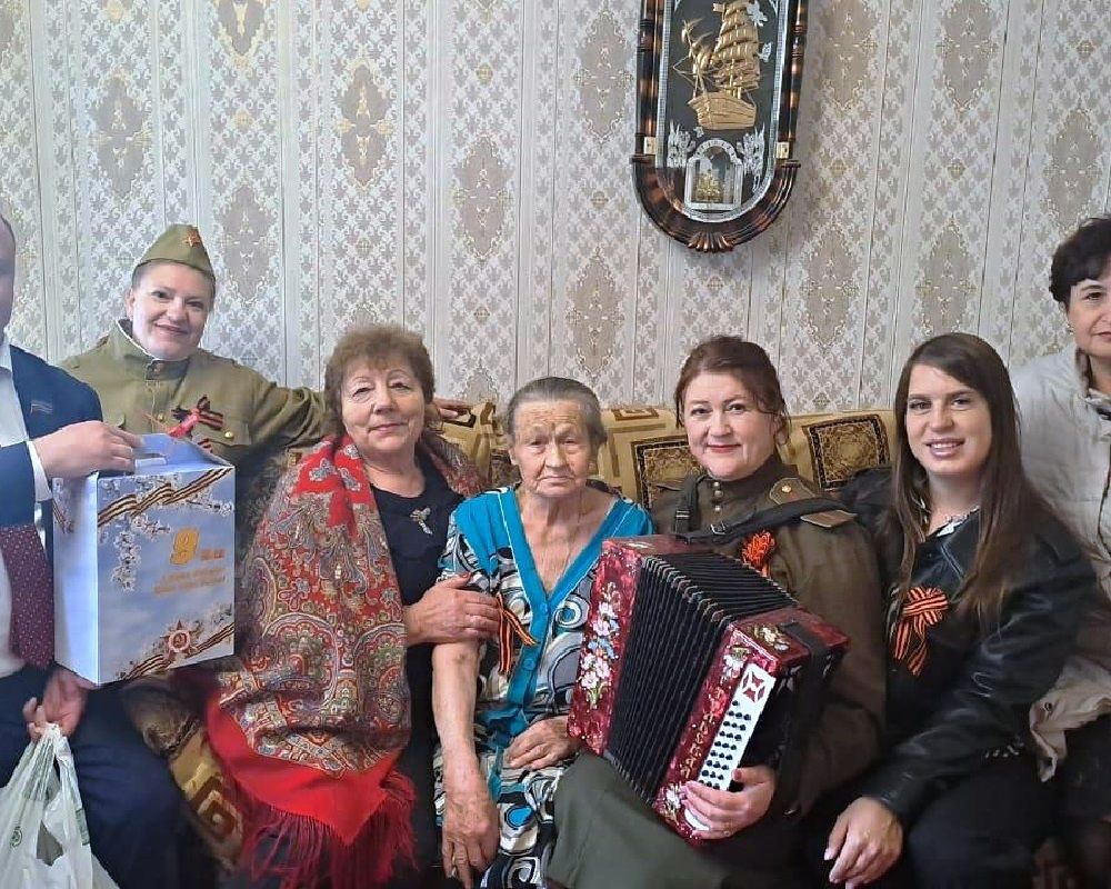 В Рождественском сельском поселении тружеников тыла и пожилых людей поздравили с Днем Победы песнями и музыкальными номерами