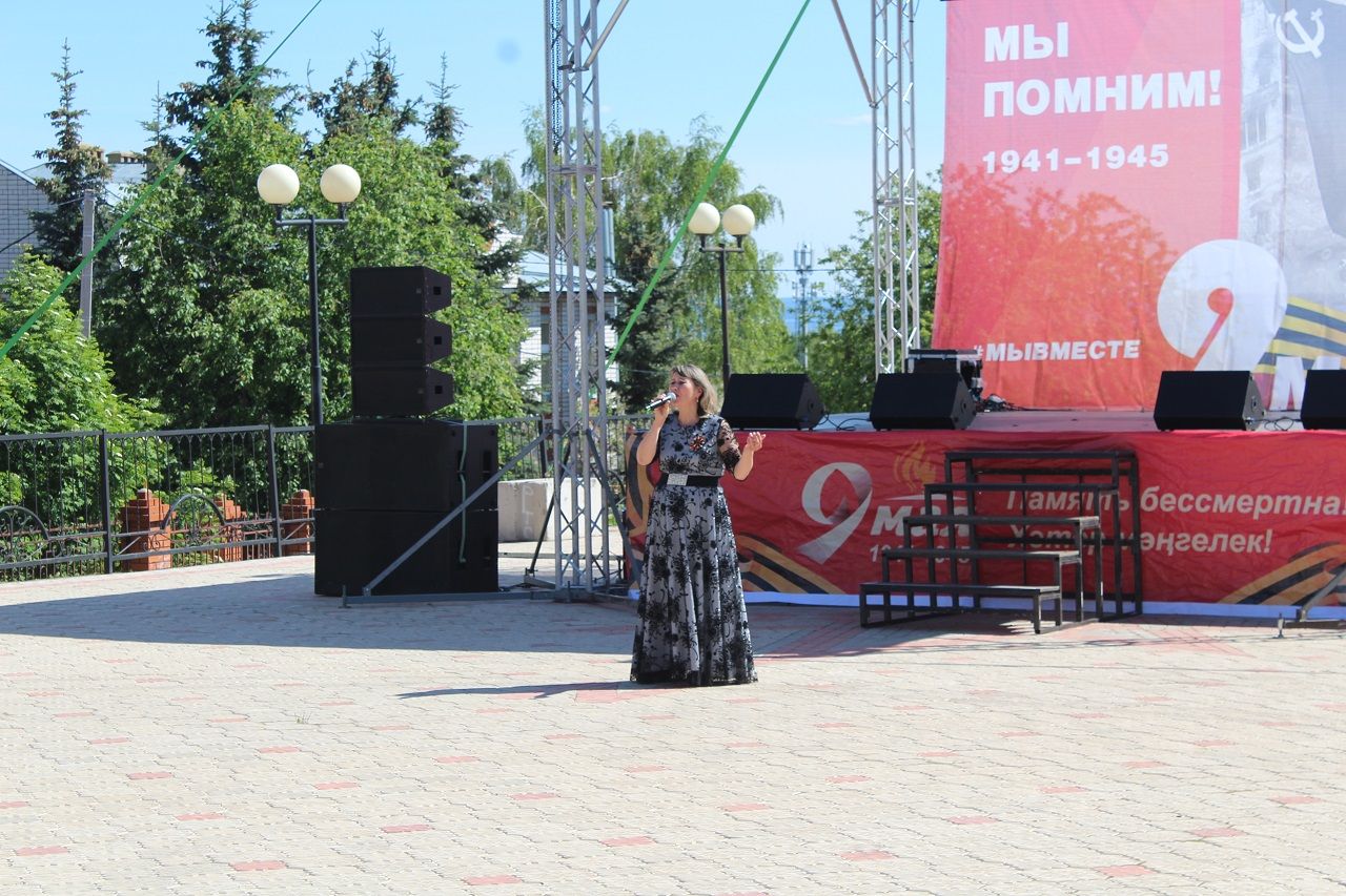 Лаишевские артисты выступили с концертом ко Дню Победы