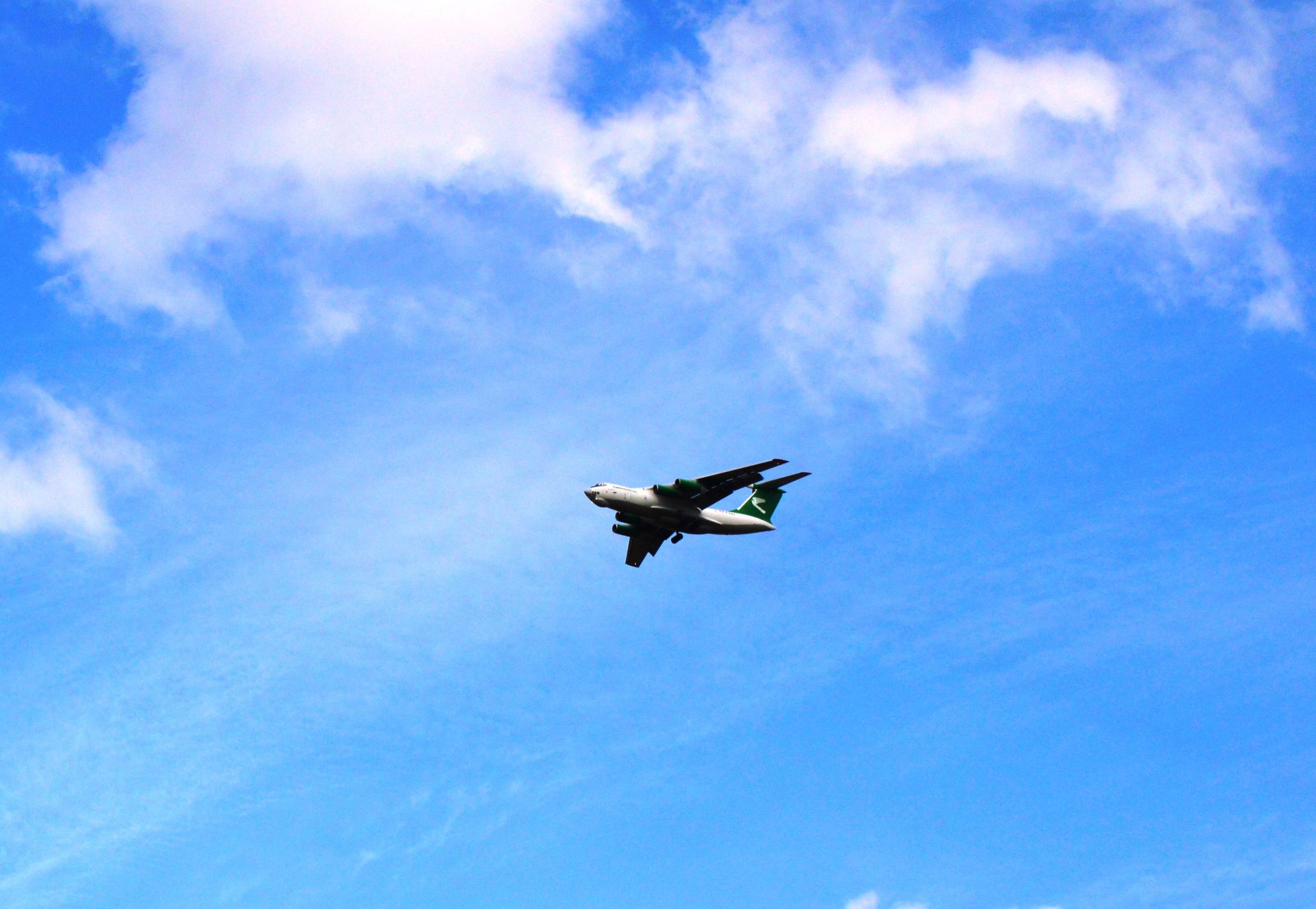 Самолет в небе — обычное явление для жителей Лаишевского района