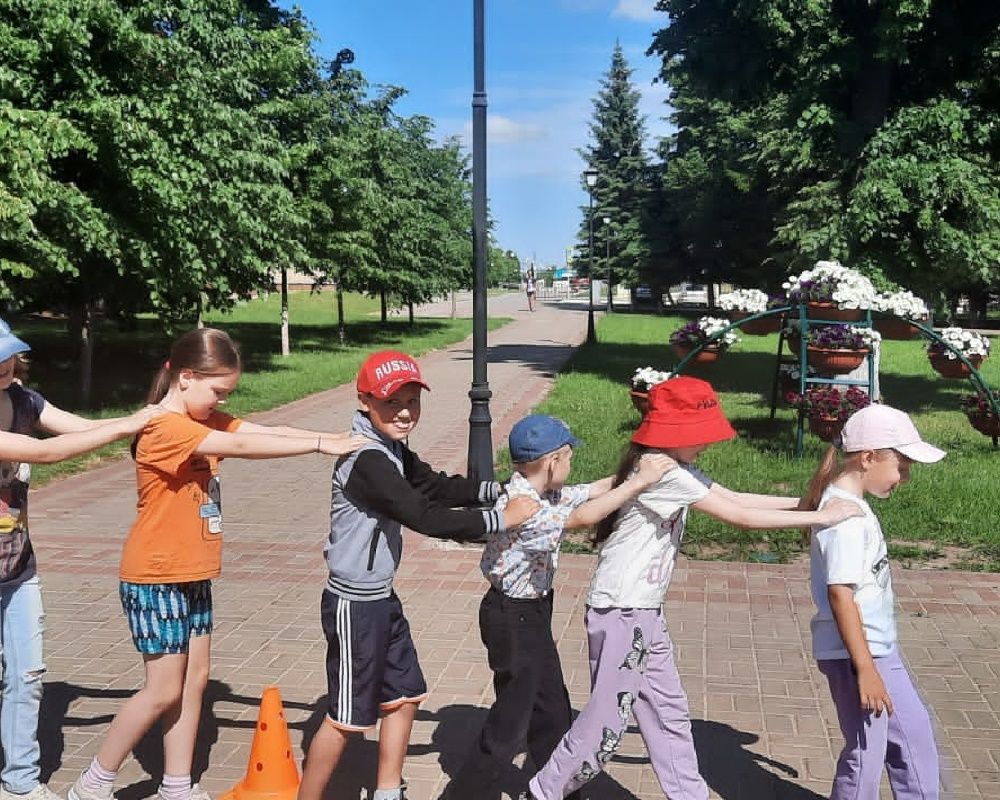 В летние каникулы для детей провели игры по безопасному поведению на дороге