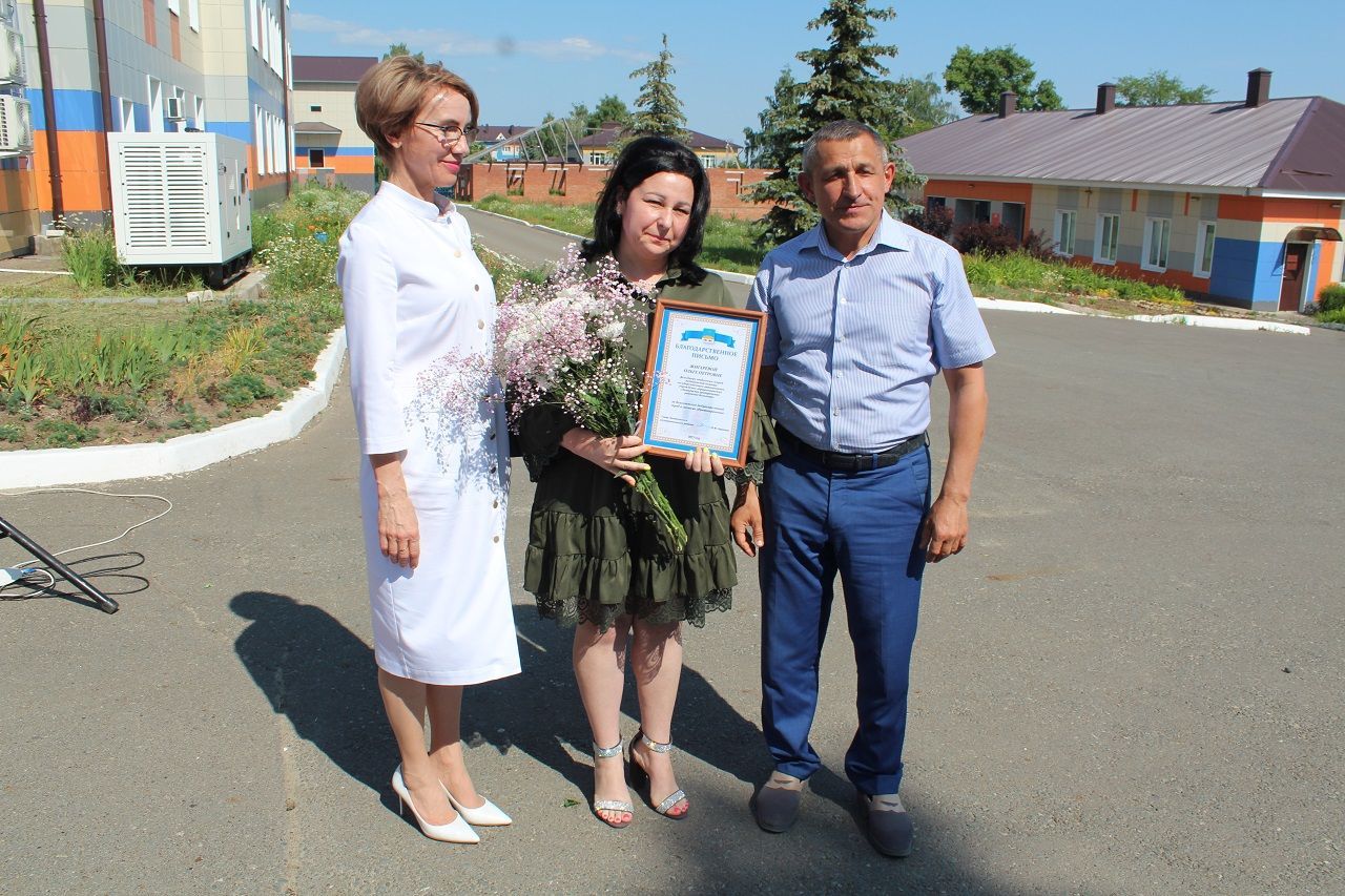 Лаеш районы башлыгы медицина хезмәткәрләрен медицина көне белән котлады