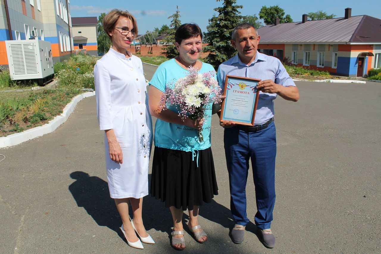 Лаеш районы башлыгы медицина хезмәткәрләрен медицина көне белән котлады