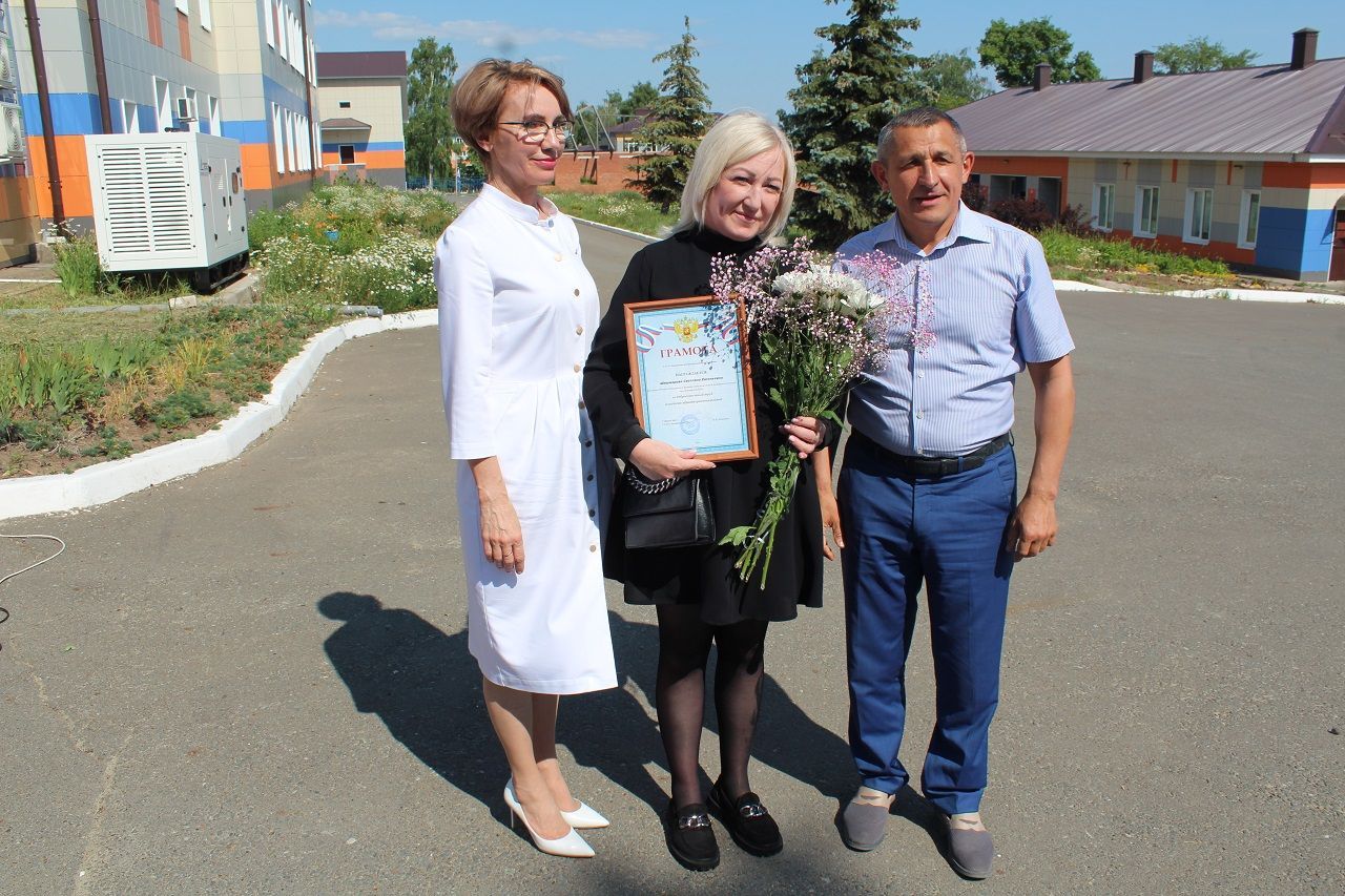 Лаеш районы башлыгы медицина хезмәткәрләрен медицина көне белән котлады