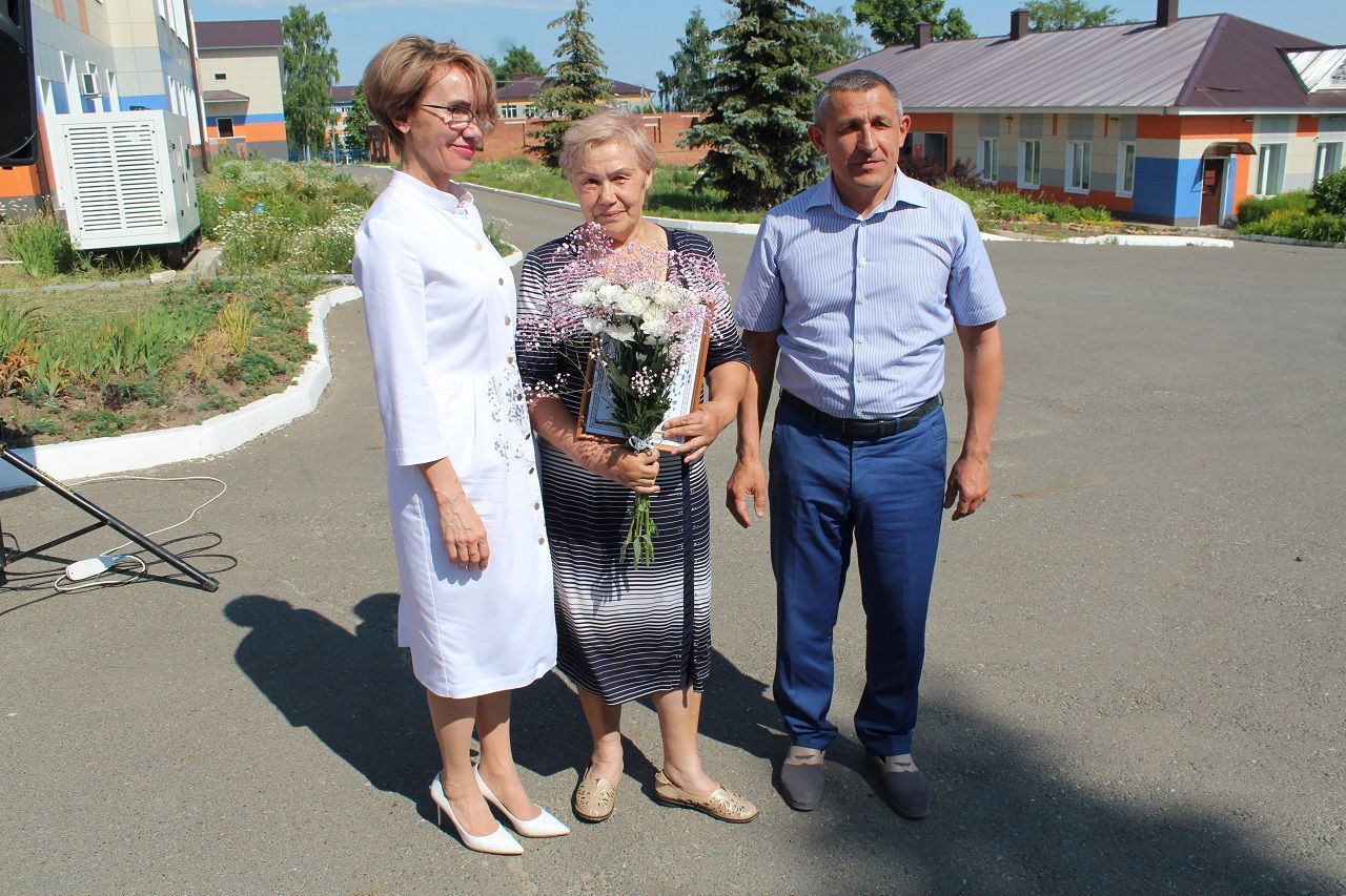Лаеш районы башлыгы медицина хезмәткәрләрен медицина көне белән котлады