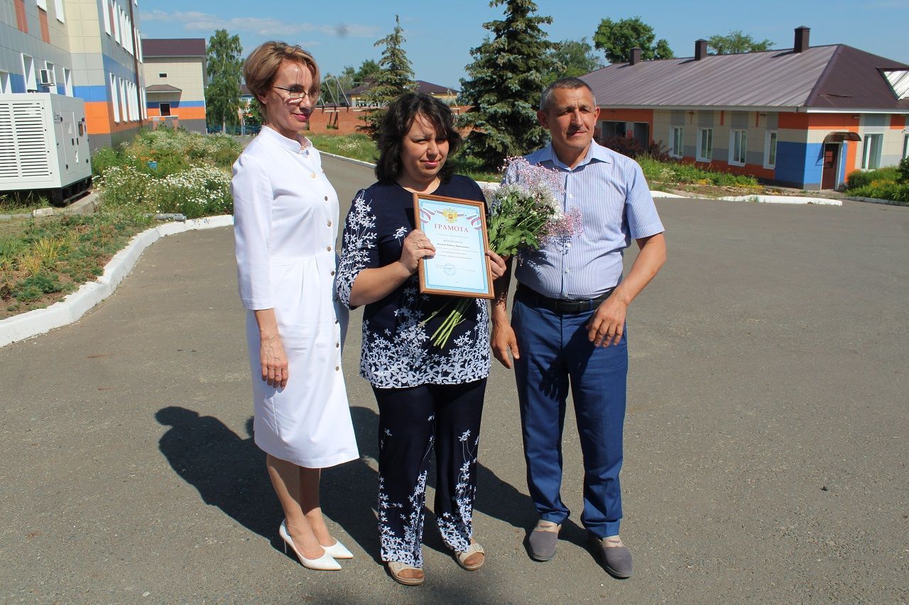 Лаеш районы башлыгы медицина хезмәткәрләрен медицина көне белән котлады