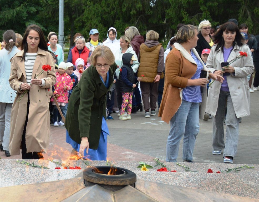 Лаишевцы возложили цветы к мемориалу Вечного огня