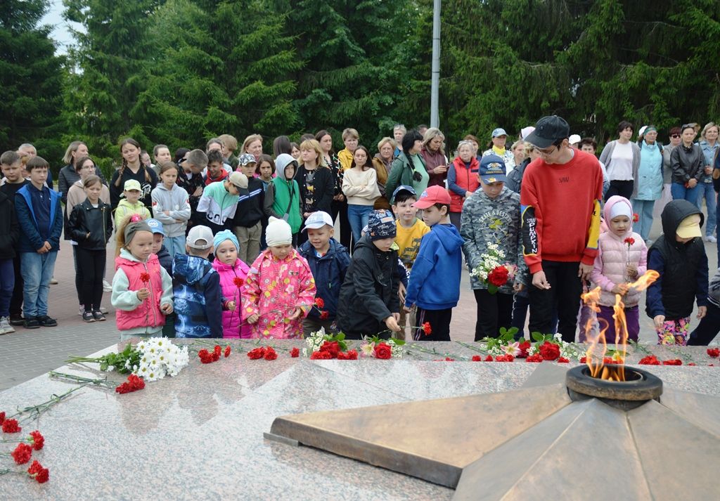 Лаишевцы возложили цветы к мемориалу Вечного огня
