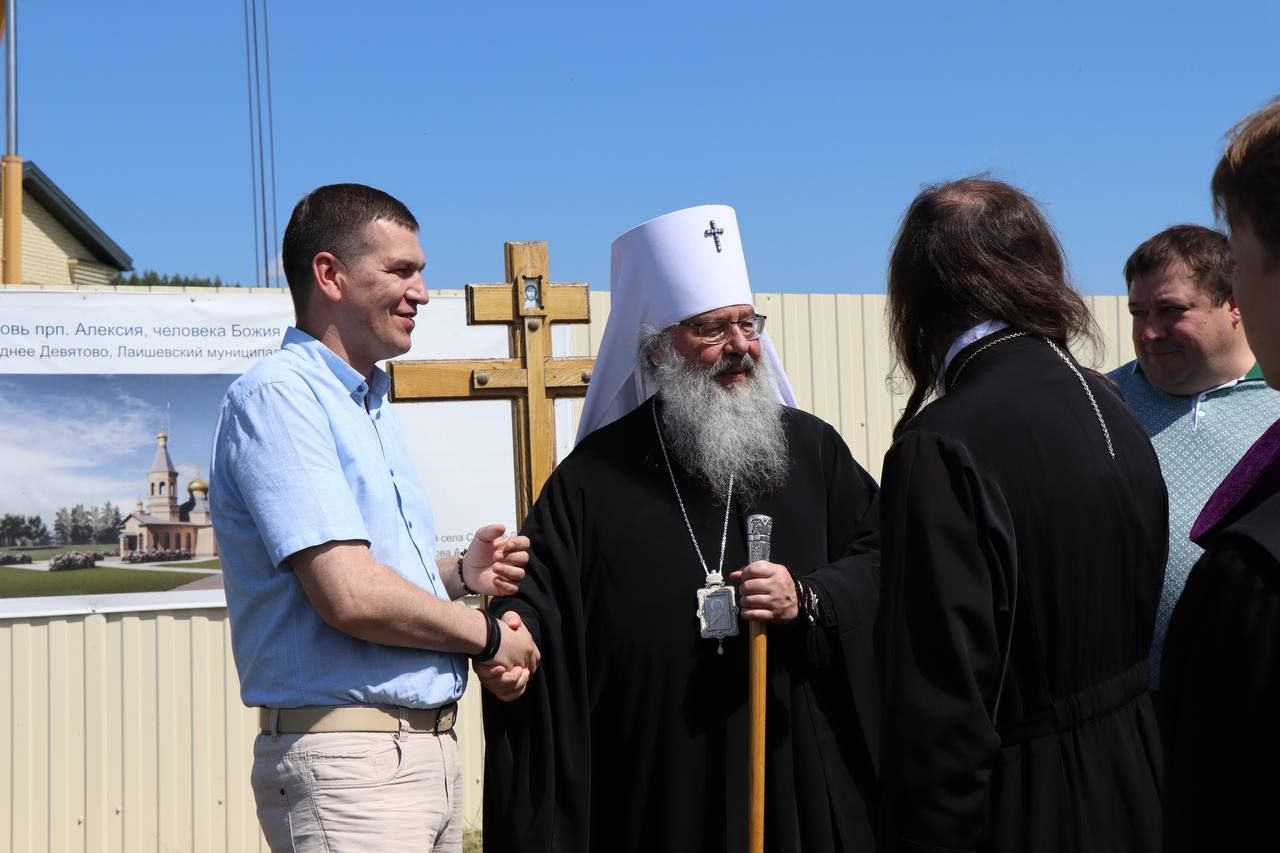 Митрополит Кирилл освятил кресты строящегося Алексиевского храма в Среднем Девятове
