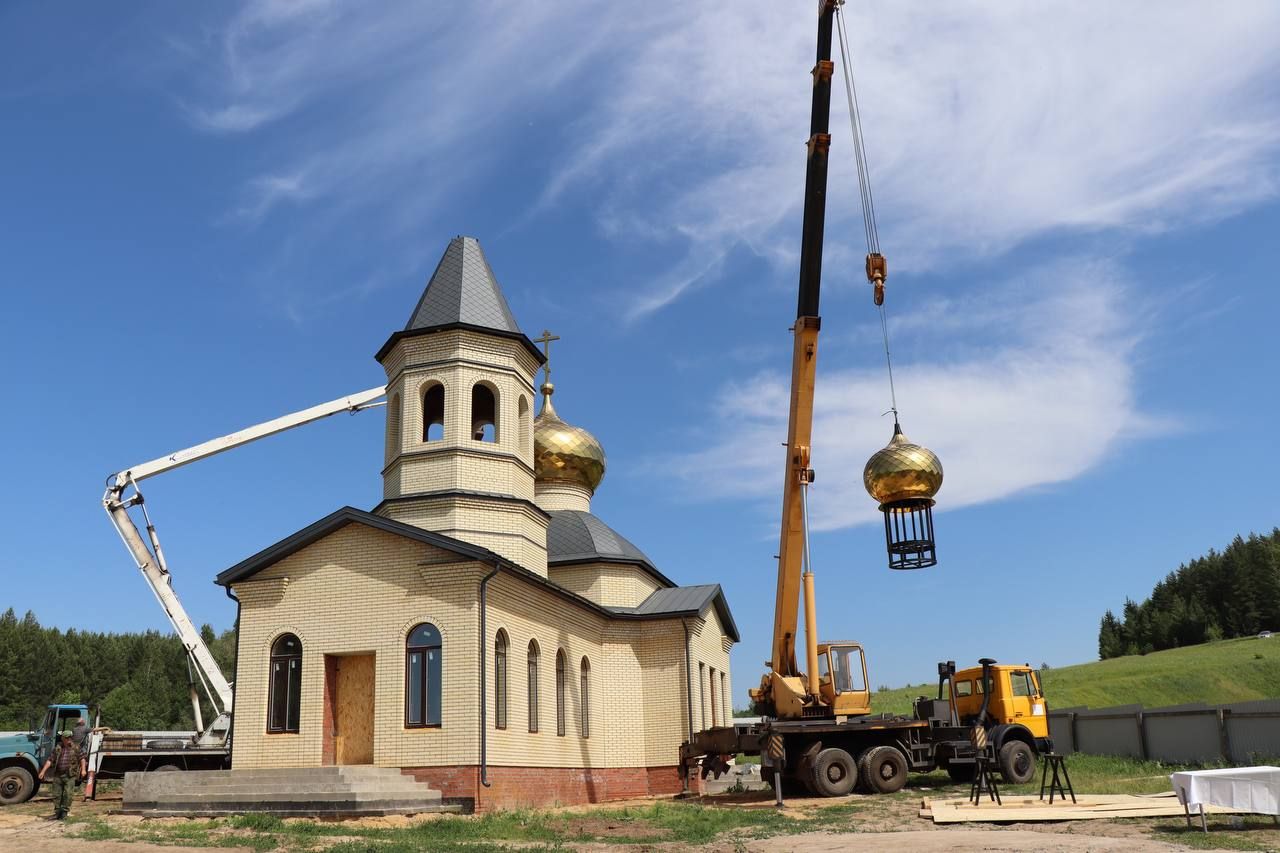 Митрополит Кирилл освятил кресты строящегося Алексиевского храма в Среднем Девятове
