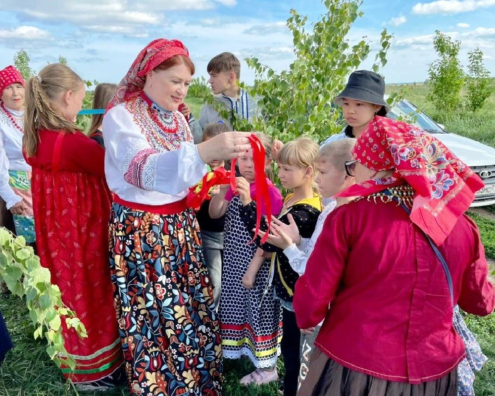В Лаишевском районе в селе Рождествено на Троицу березку завивали