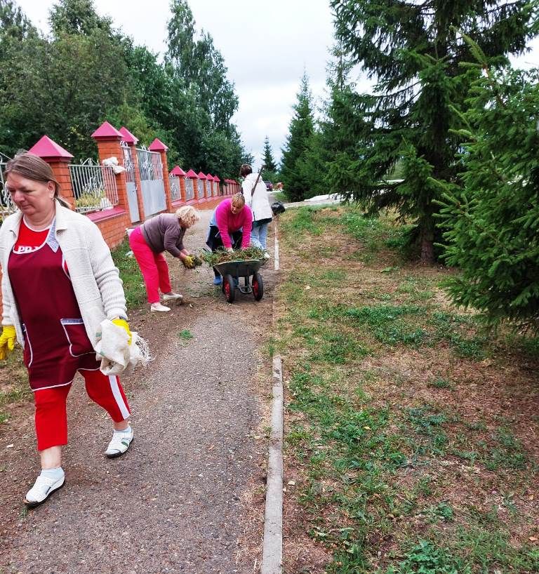 На субботник вышел детсад «Счастливый малыш»