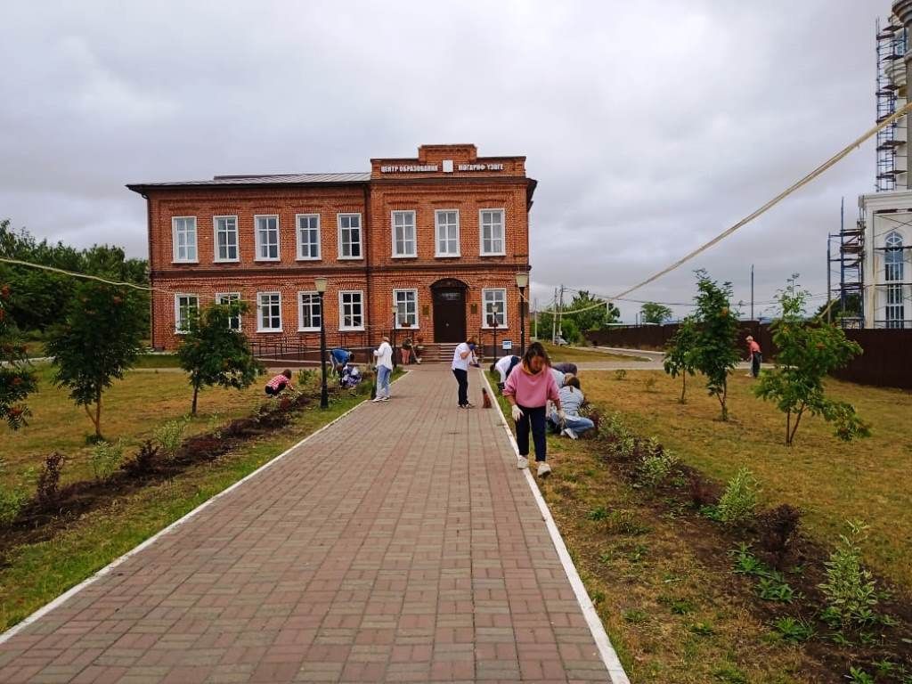 Мәгариф хезмәткәрләре оешмаларга якын территорияләрне җыештыралар