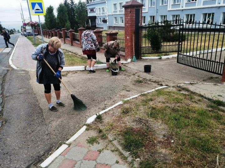 Мәгариф хезмәткәрләре оешмаларга якын территорияләрне җыештыралар