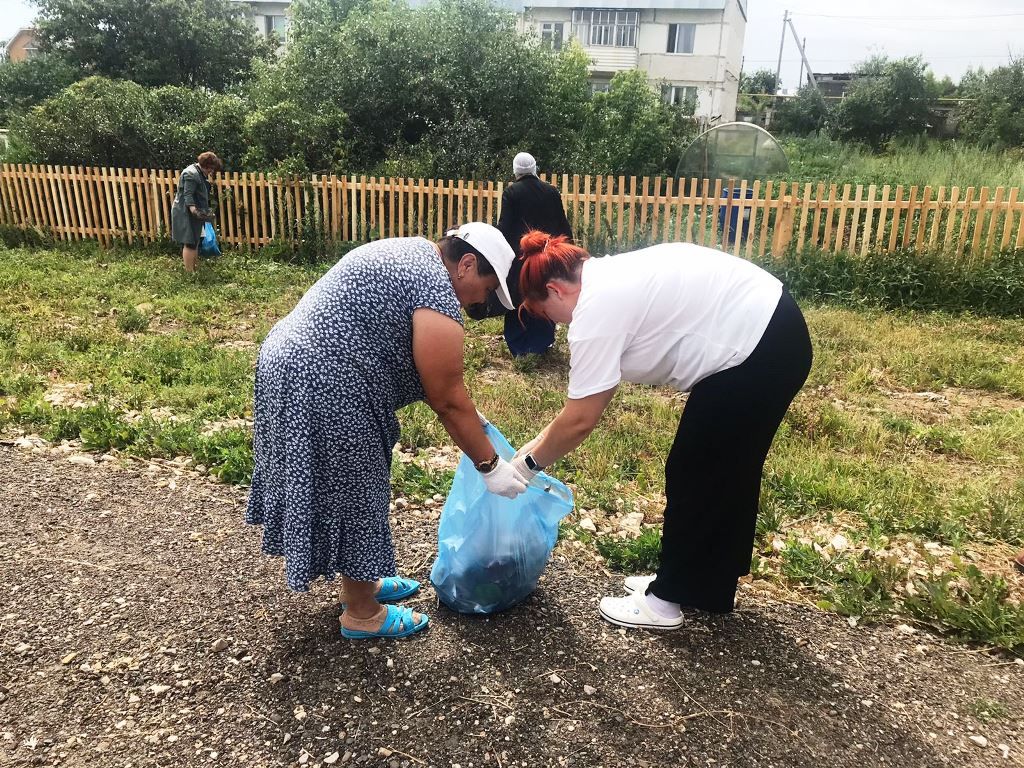 Сотрудники образования убирают территории, прилегающие к организациям