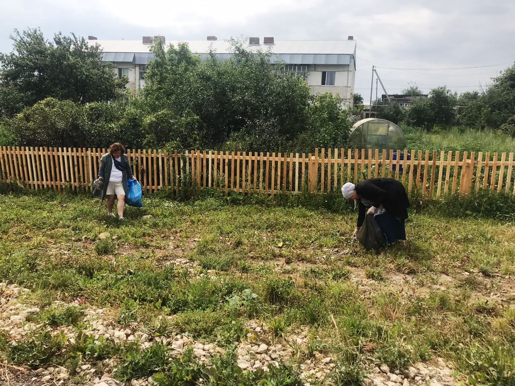Мәгариф хезмәткәрләре оешмаларга якын территорияләрне җыештыралар