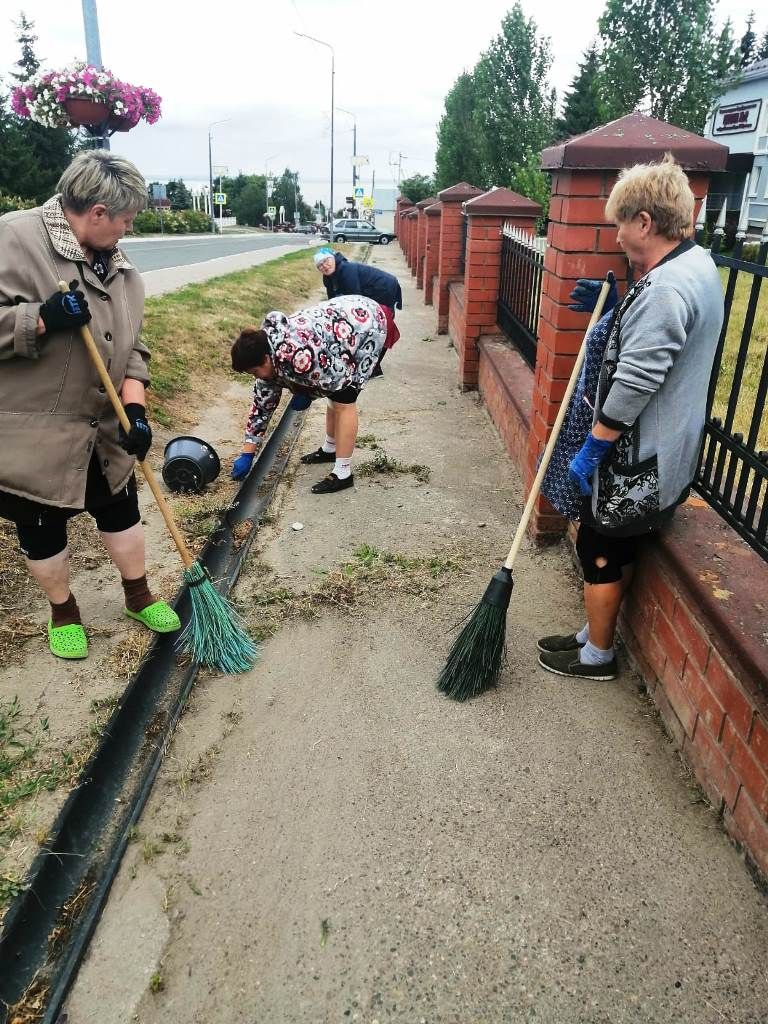 Сотрудники образования убирают территории, прилегающие к организациям