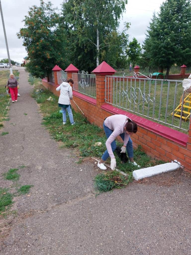 На субботник вышел детсад «Счастливый малыш»