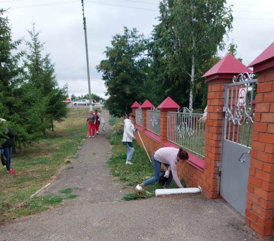 На субботник вышел детсад «Счастливый малыш»