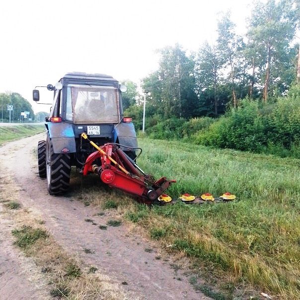 В Лаишевском районе ведут скос травы вдоль дорог