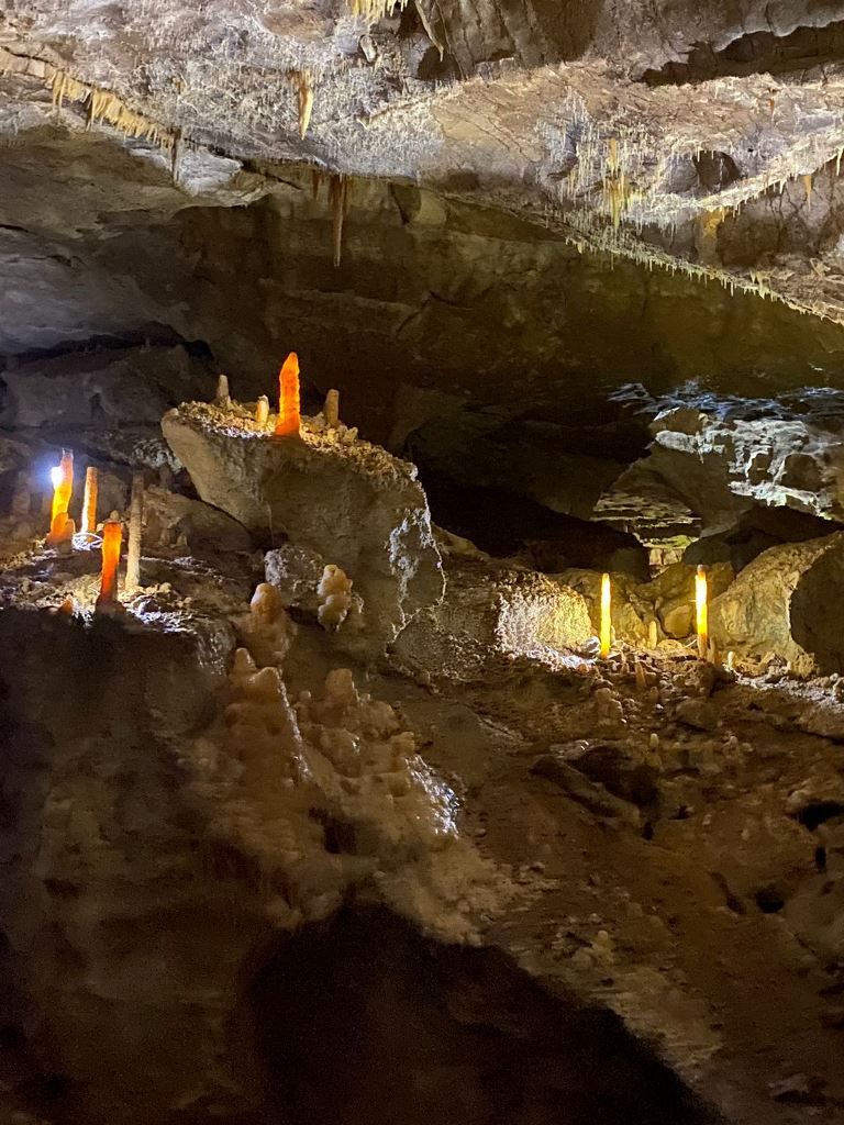 Гульшат Зайнуллина рассказывает о Новоафонской пещере. Онлайн-фотогалерея «Яркий мир»