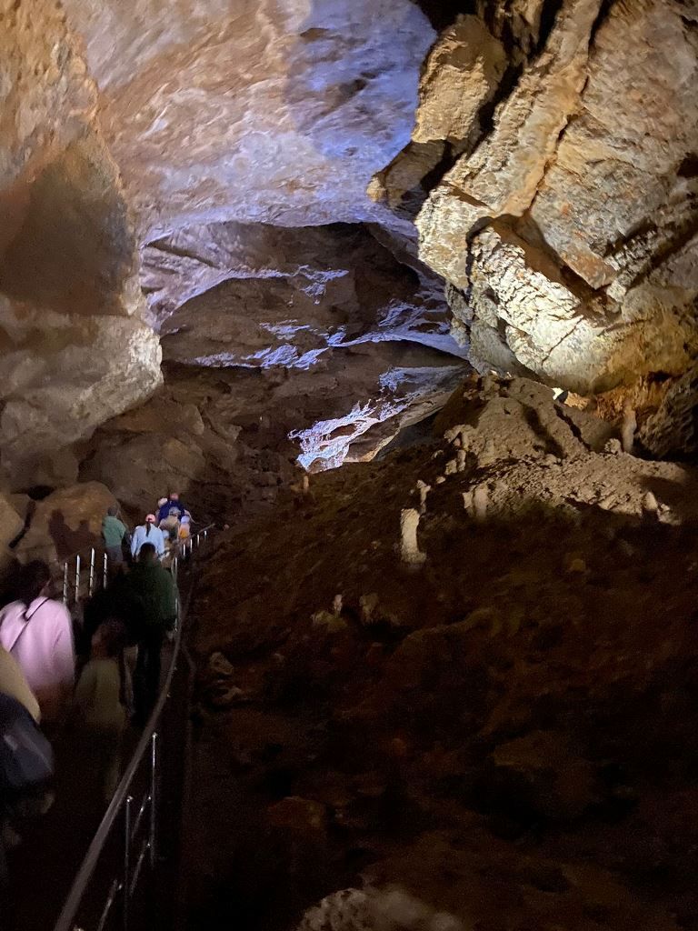 Гульшат Зайнуллина рассказывает о Новоафонской пещере. Онлайн-фотогалерея «Яркий мир»