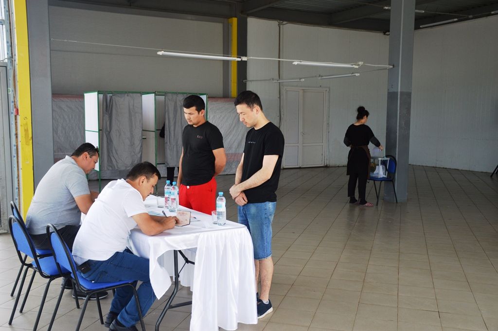 Граждане Узбекистана на досрочные выборы руководителя государства приходят семьями