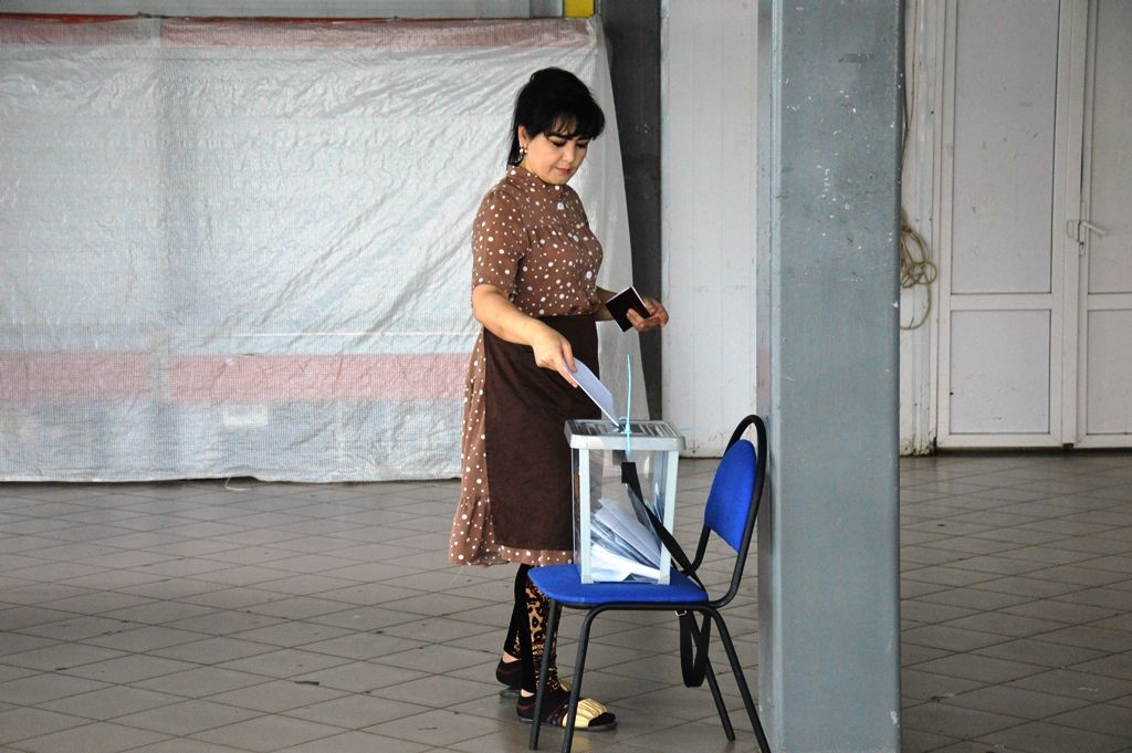 Граждане Узбекистана на досрочные выборы руководителя государства приходят семьями