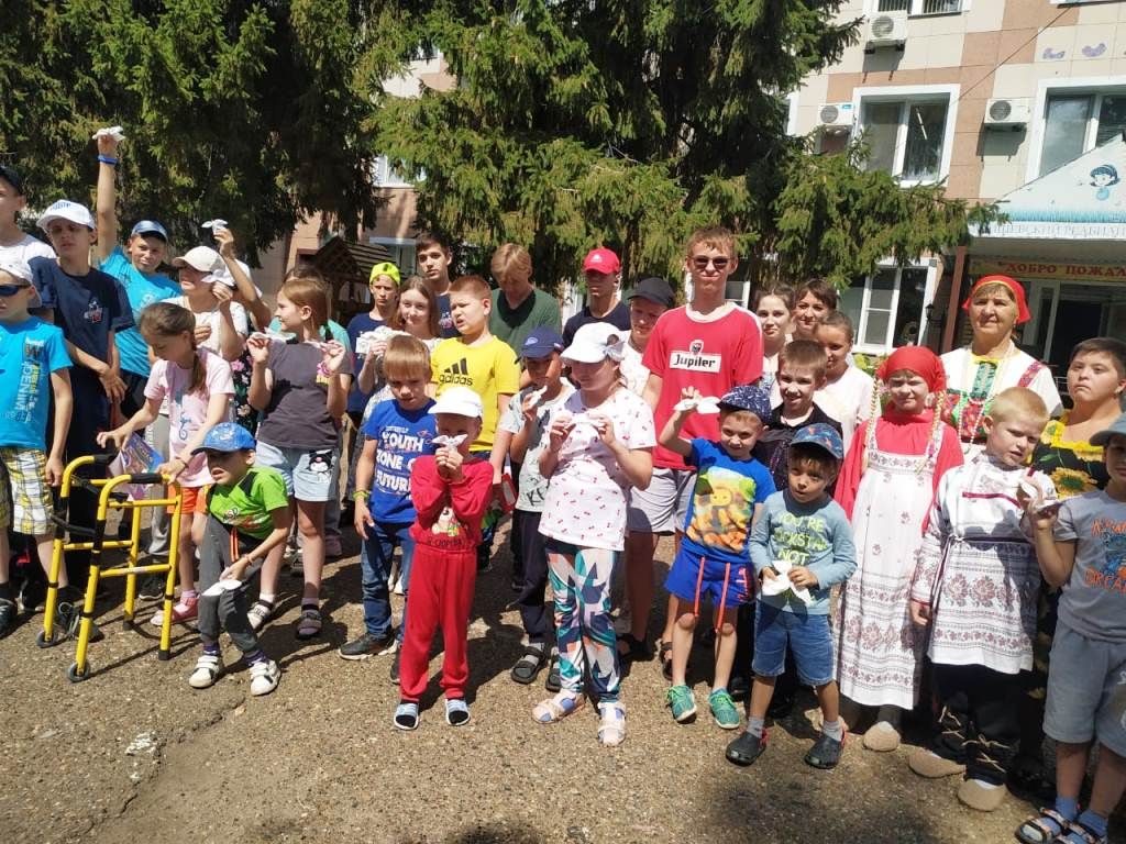 Волонтеры подарили  детям Лаишевского реабилитационного центра голубей - символ борьбы против войны