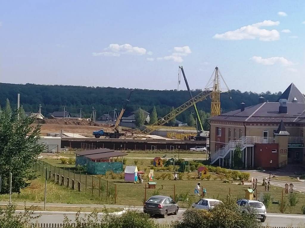 В Лаишеве устанавливается башенный кран для строительства высотки