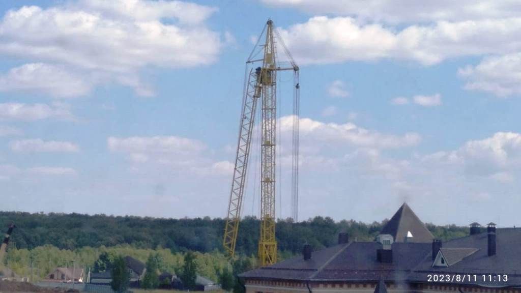 В Лаишеве устанавливается башенный кран для строительства высотки