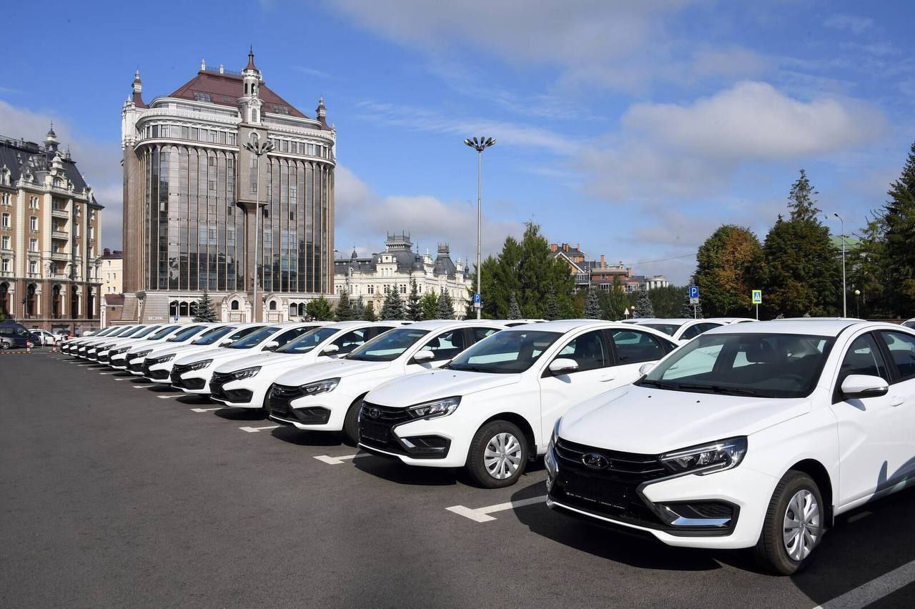Рустам Минниханов вручил сертификаты на получение 49 единиц новых служебных автомобилей