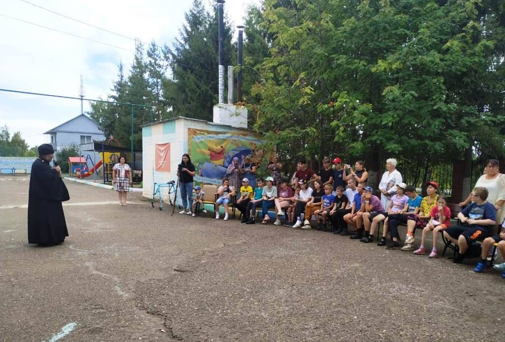 Лаишевские волонтеры с фольклорным ансамблем «Берегиня» побывали в Детском реабилитационном центре