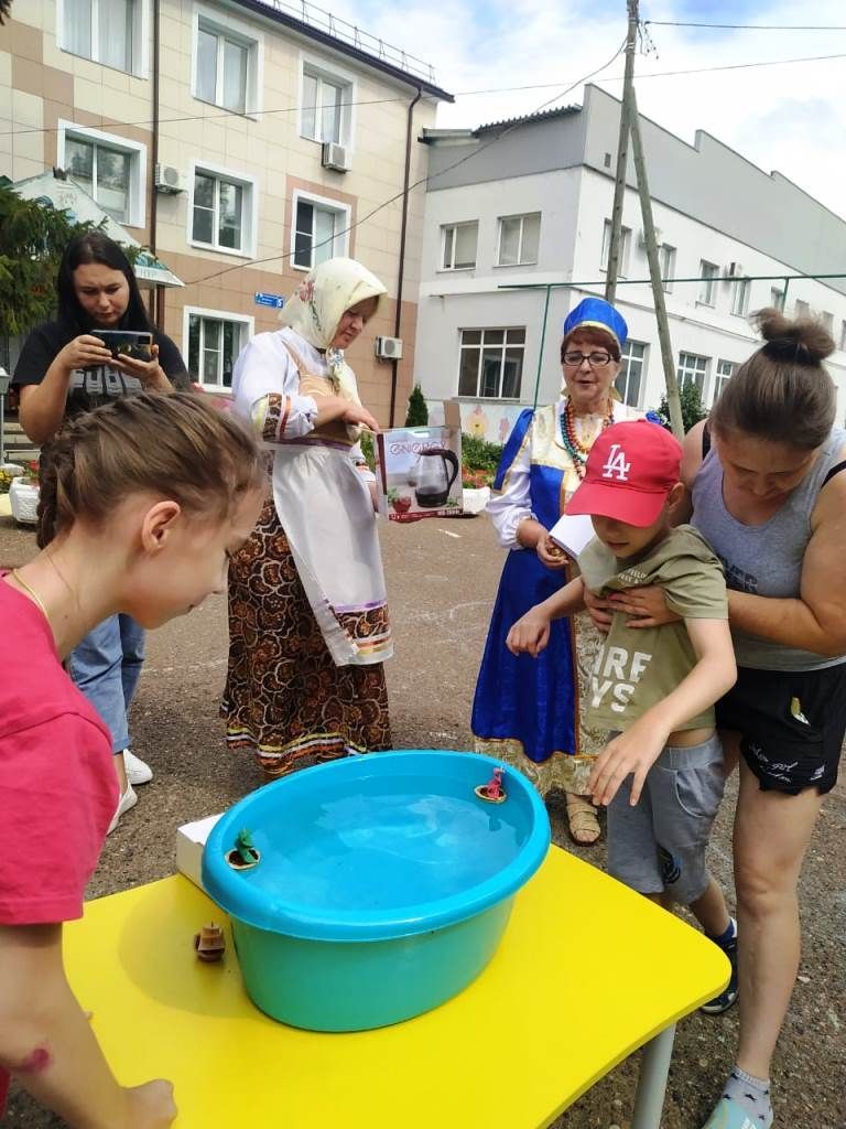 Лаеш волонтерлары «Берегиня» фольклор ансамбле белән балалар тернәкләндерү үзәгендә булдылар