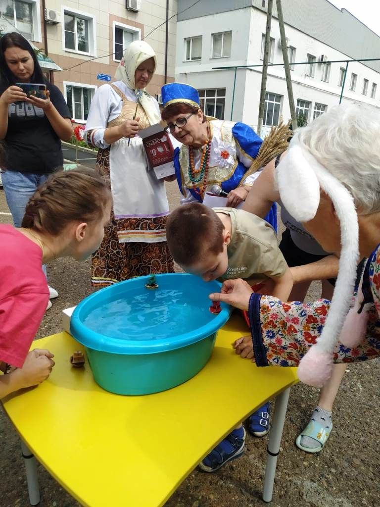 Лаеш волонтерлары «Берегиня» фольклор ансамбле белән балалар тернәкләндерү үзәгендә булдылар