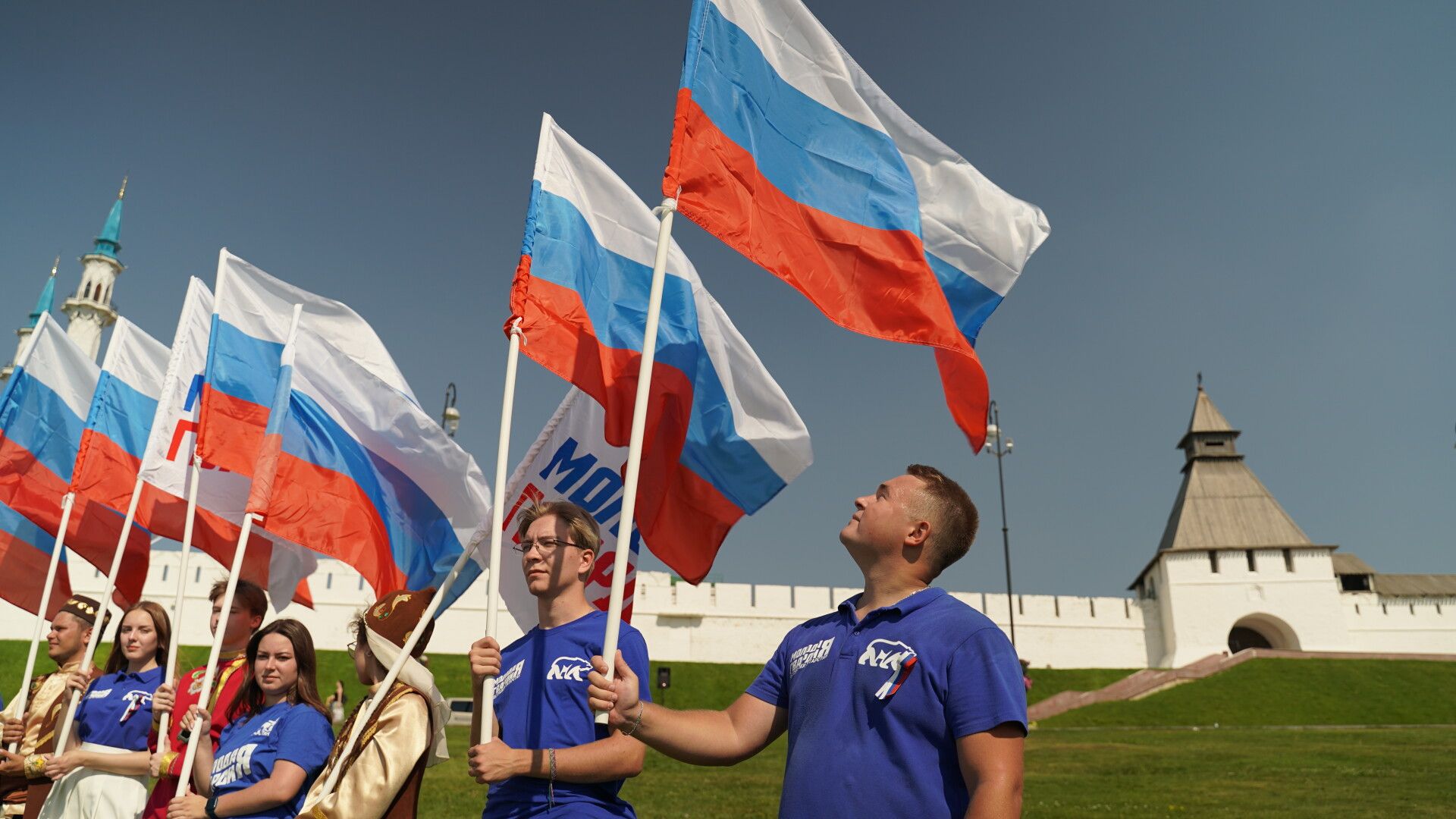 Под Казанским Кремлем развернули самый большой флаг России в ПФО