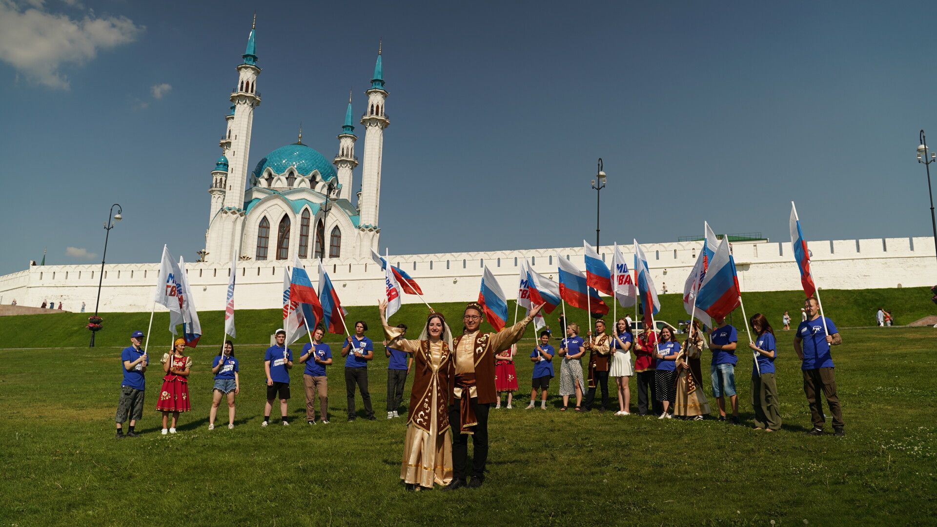 Под Казанским Кремлем развернули самый большой флаг России в ПФО