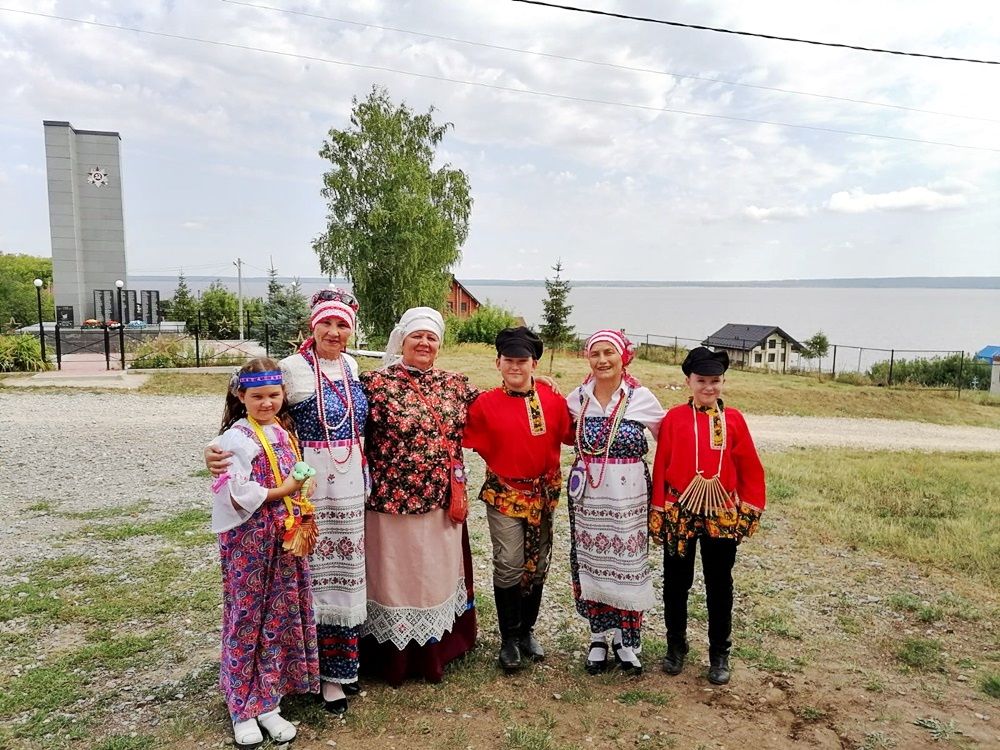 Семейный ансамбль из Лаишевского района пел на Яблочном Спасе в селе Красновидово