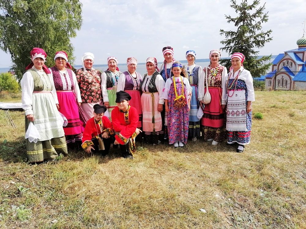 Семейный ансамбль из Лаишевского района пел на Яблочном Спасе в селе Красновидово