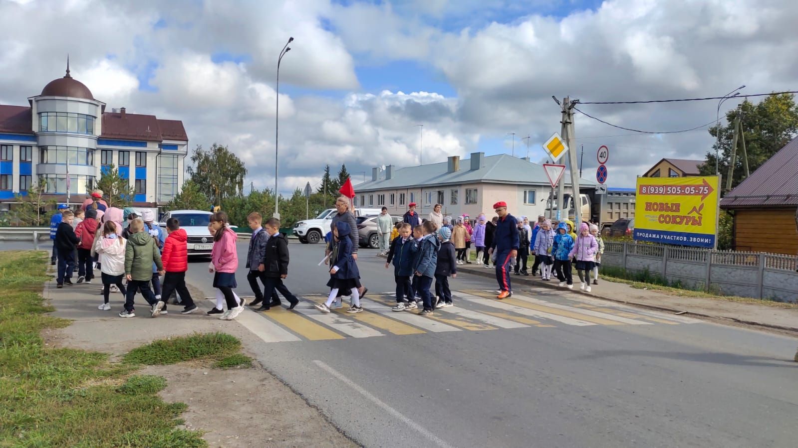 Юидовцы и юнармейцы Сокуровской школы рассказали первоклассникам о «ловушках» на дорогах